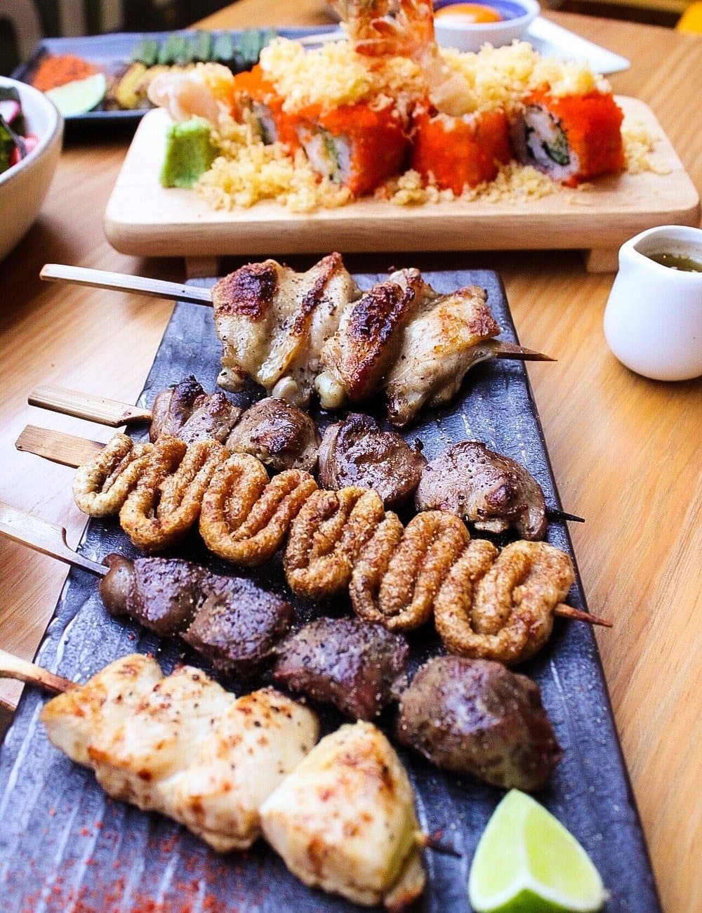 焼き鳥とロール寿司の盛り合わせ|Honoho Izakaya トンロー店