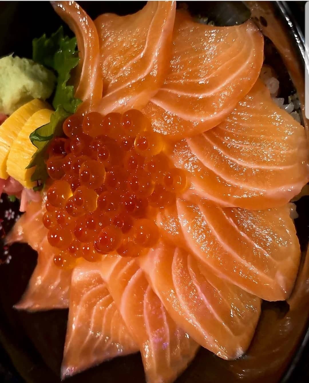 サーモンといくらをたっぷり盛り付けた海鮮丼