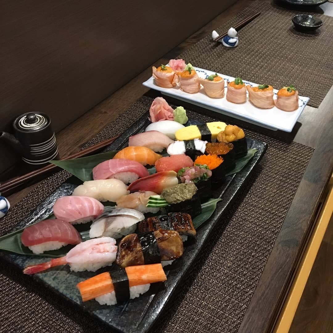 握り寿司盛り合わせとサーモン巻き寿司