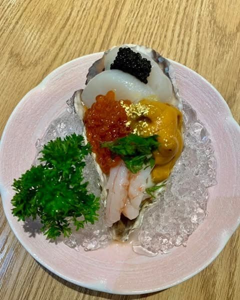生牡蠣・いくら・うに・ホタテの豪華盛り