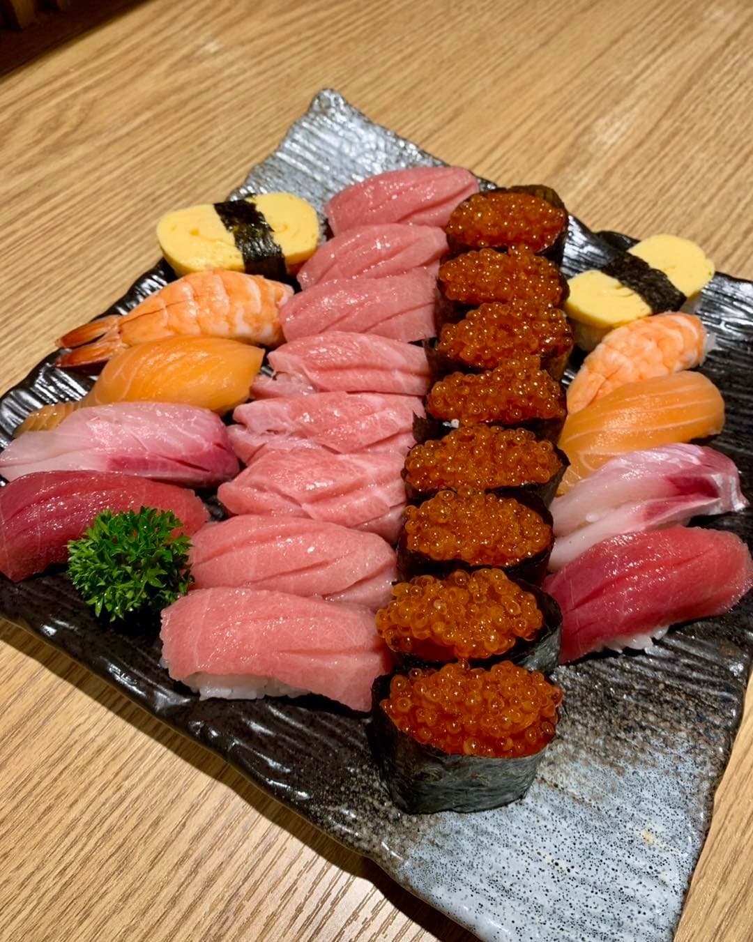 本まぐろ・いくら・サーモンの寿司盛り合わせ