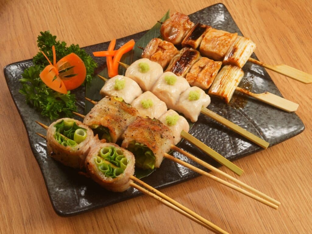 Sumibi Hirashimaの焼き鳥と野菜巻き串の盛り合わせ