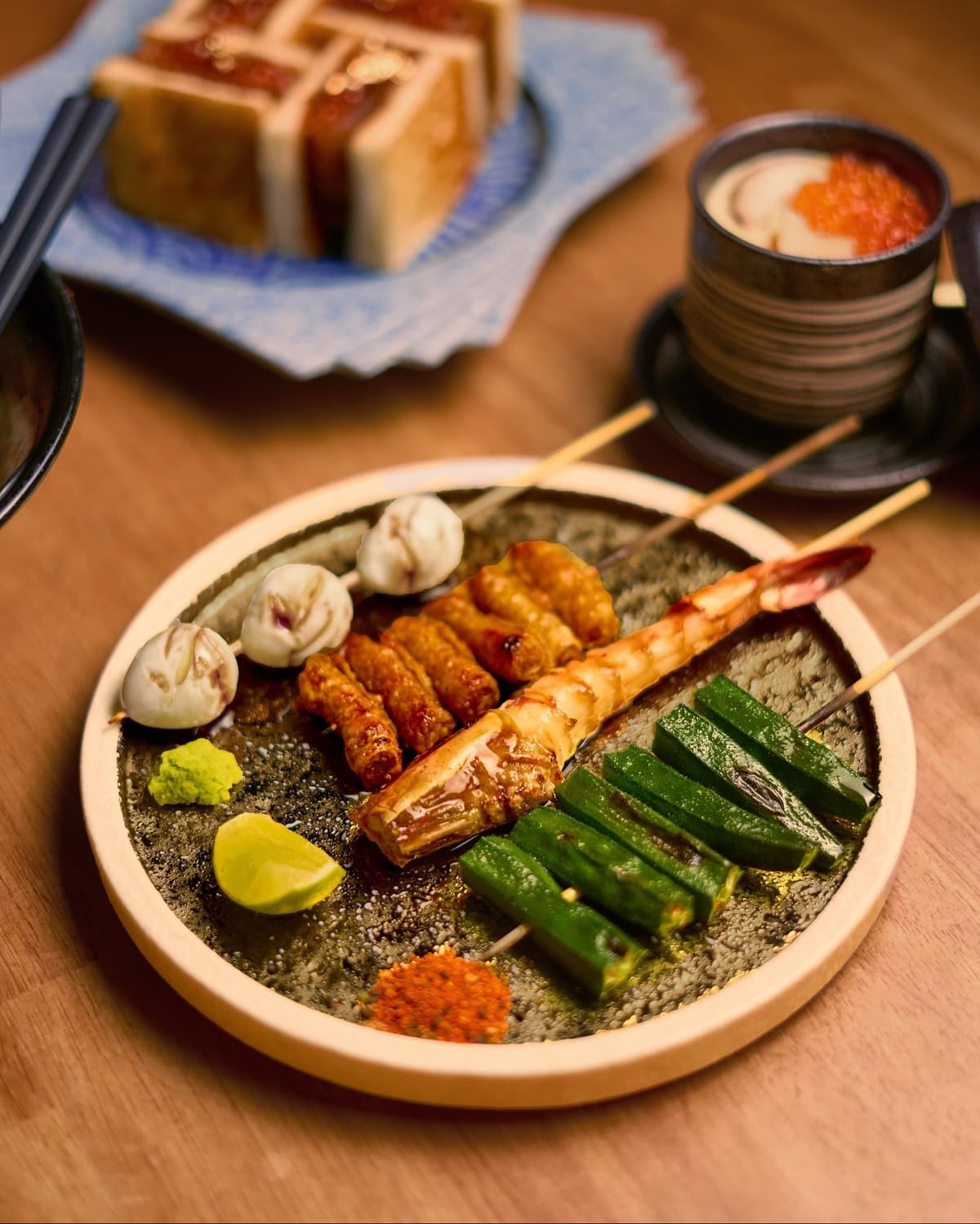 Takibi Izakayaの海老串やつくね串、オクラ串の盛り合わせ
