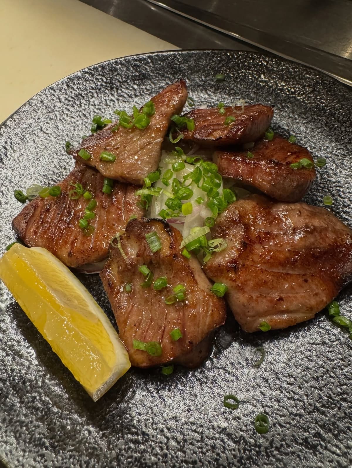 Yakitori BanBanの牛タン焼き・ジューシーな厚切り牛タンの炭火焼き