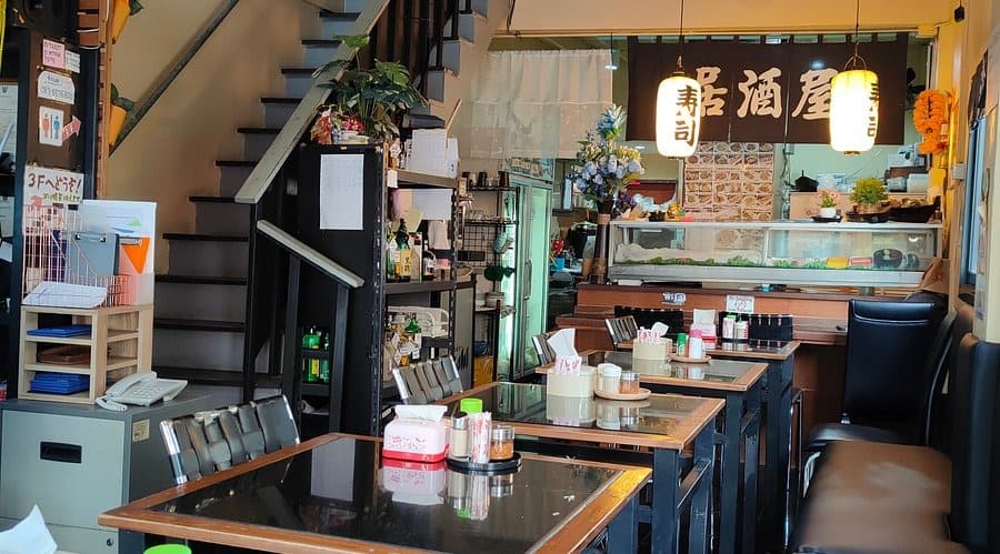 極楽 トンロー店の店内席と寿司カウンター