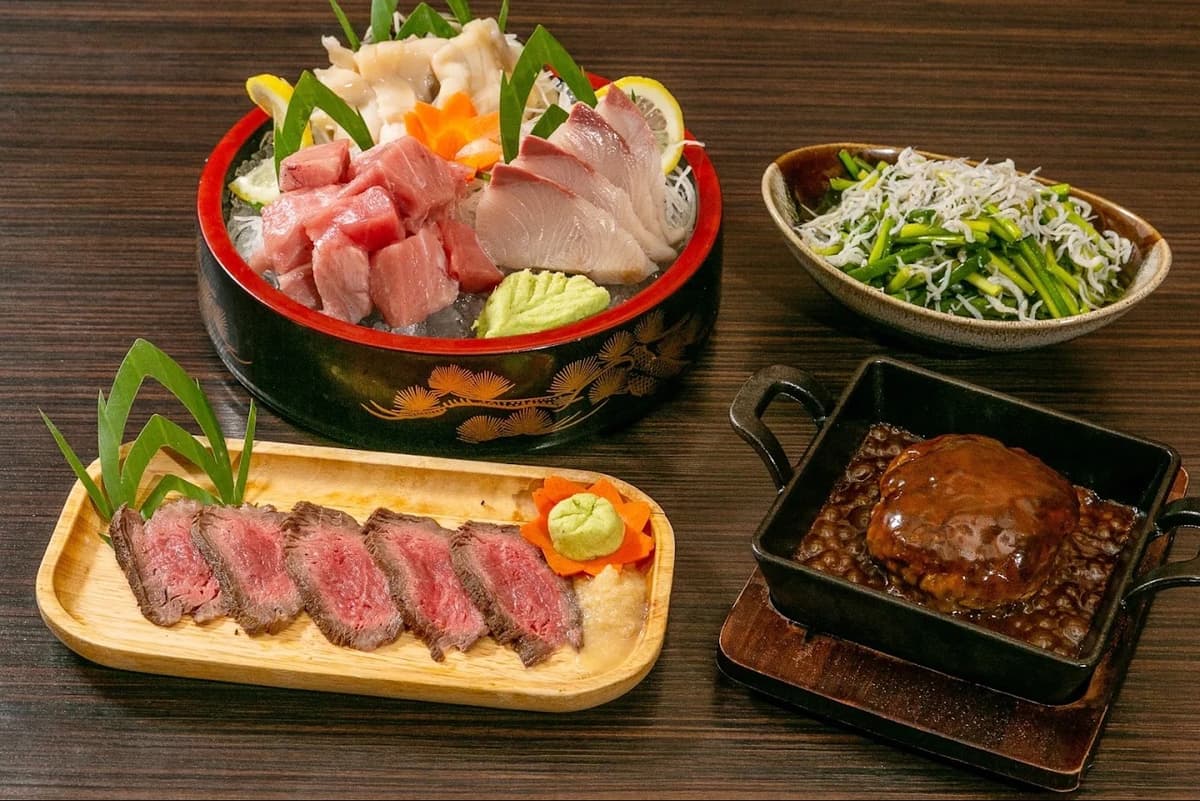 居酒屋兄貴の刺身盛り合わせ・ローストビーフ・ハンバーグ・しらすサラダ