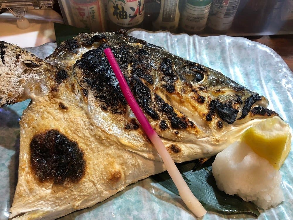 炭火で焼き上げたカマの塩焼き