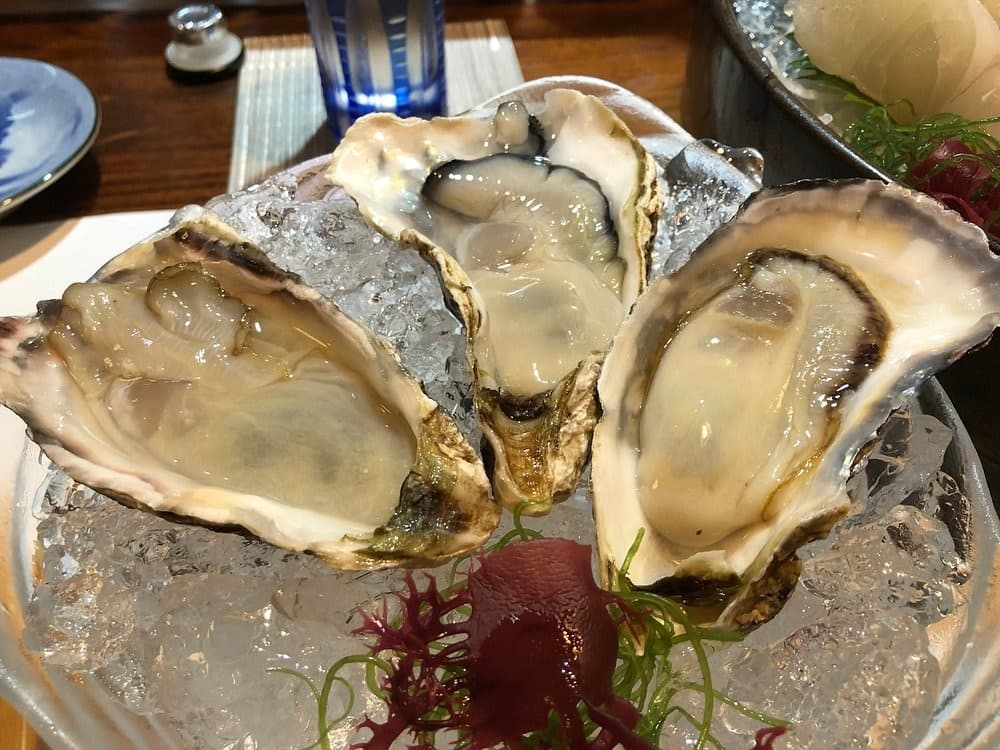 氷に盛り付けた生牡蠣