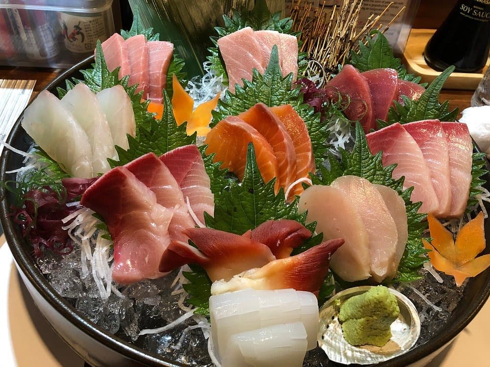 豪華な刺身盛り合わせ