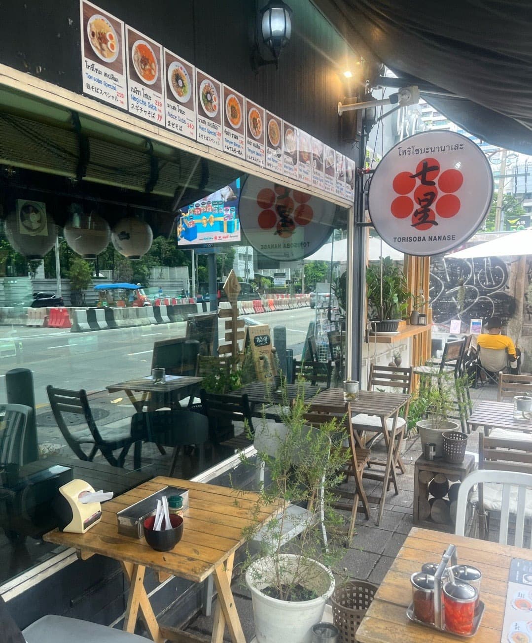 鶏そば七星ラーメン アソーク店のテラス席