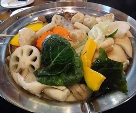 新鮮な野菜や名物の練り物がたっぷり詰まった「MK Gold EKKAMAI」の定番タイスキ鍋