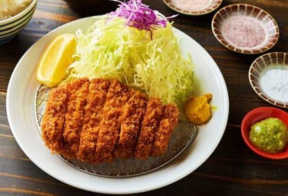 「とんかつ檍」の人気メニュー。絶妙な火入れでジューシーに仕上げたロースかつ定食