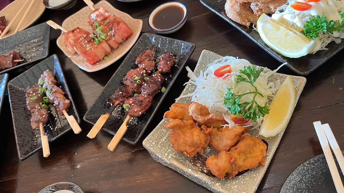 深夜食堂の焼き鳥や唐揚げなど人気居酒屋メニュー