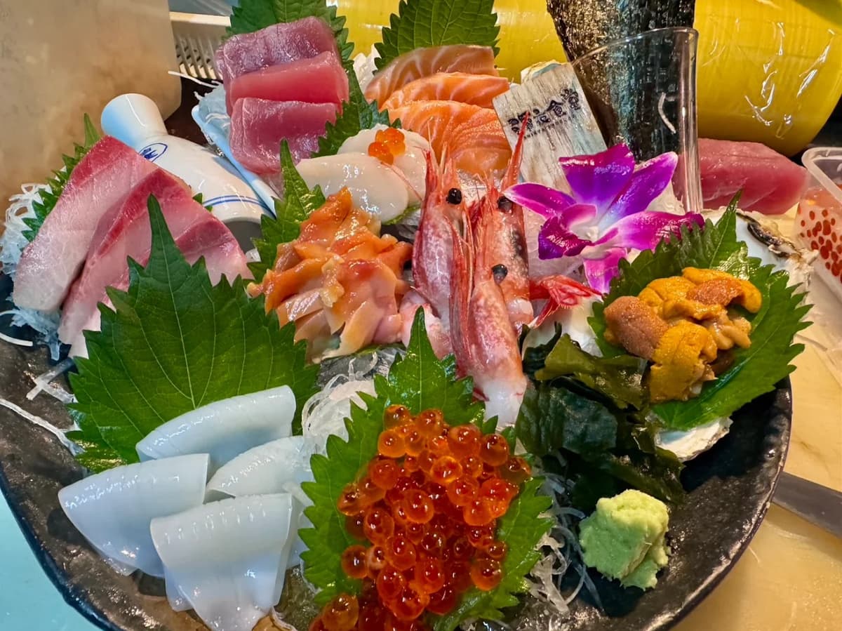 深夜食堂の新鮮な刺身盛り合わせ