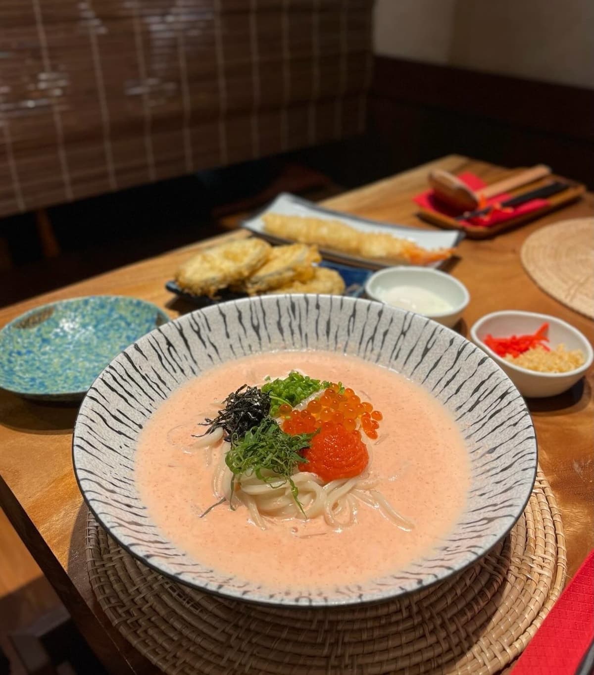 明太クリームスープうどんと天ぷらを提供するトンローのつるうどん