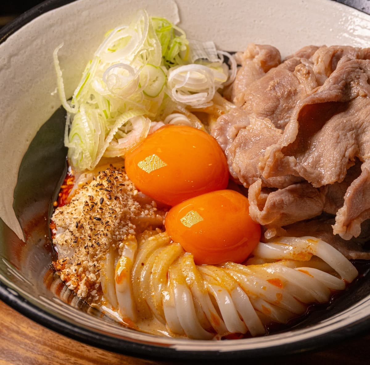 豚しゃぶと卵黄をのせたピリ辛まぜうどん