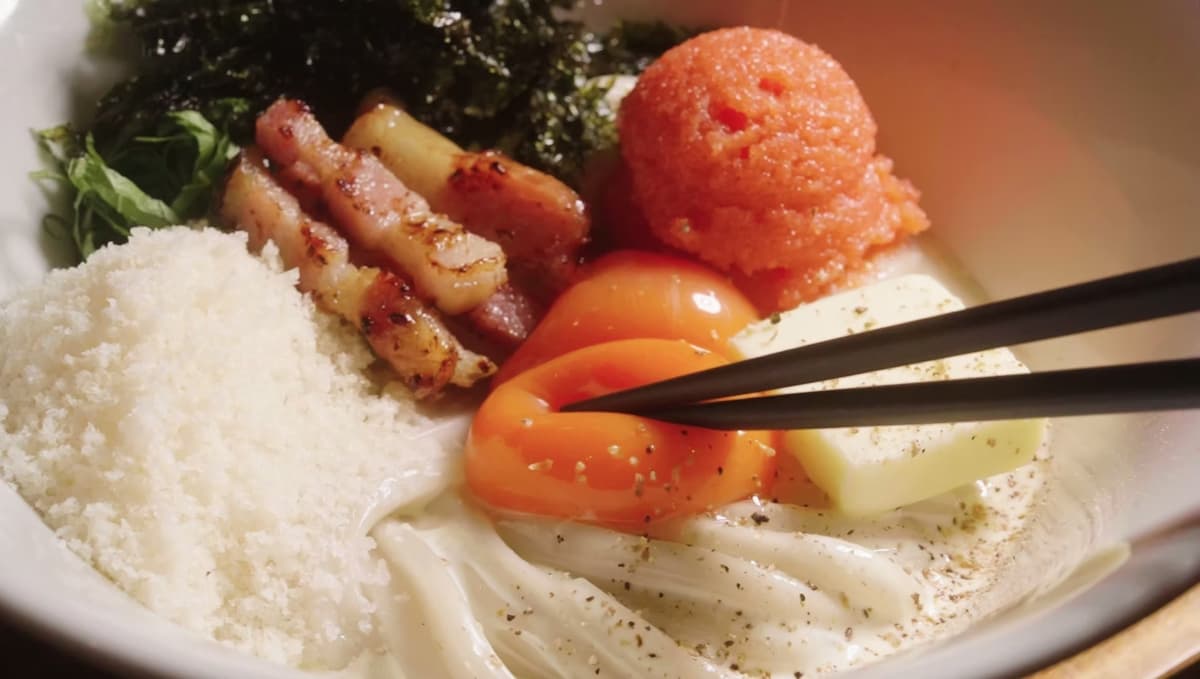 明太子やチーズ、卵黄を混ぜて楽しむカルボナーラ風うどん