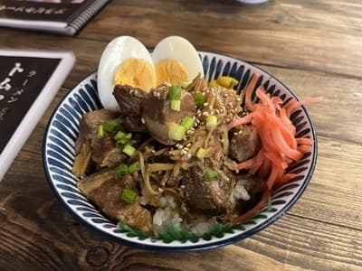 Emi.izakaya thonglorの角煮丼