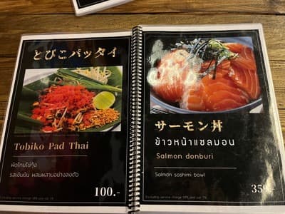 Emi.izakaya thonglorのメニュー(とびこパッタイ・サーモン丼)