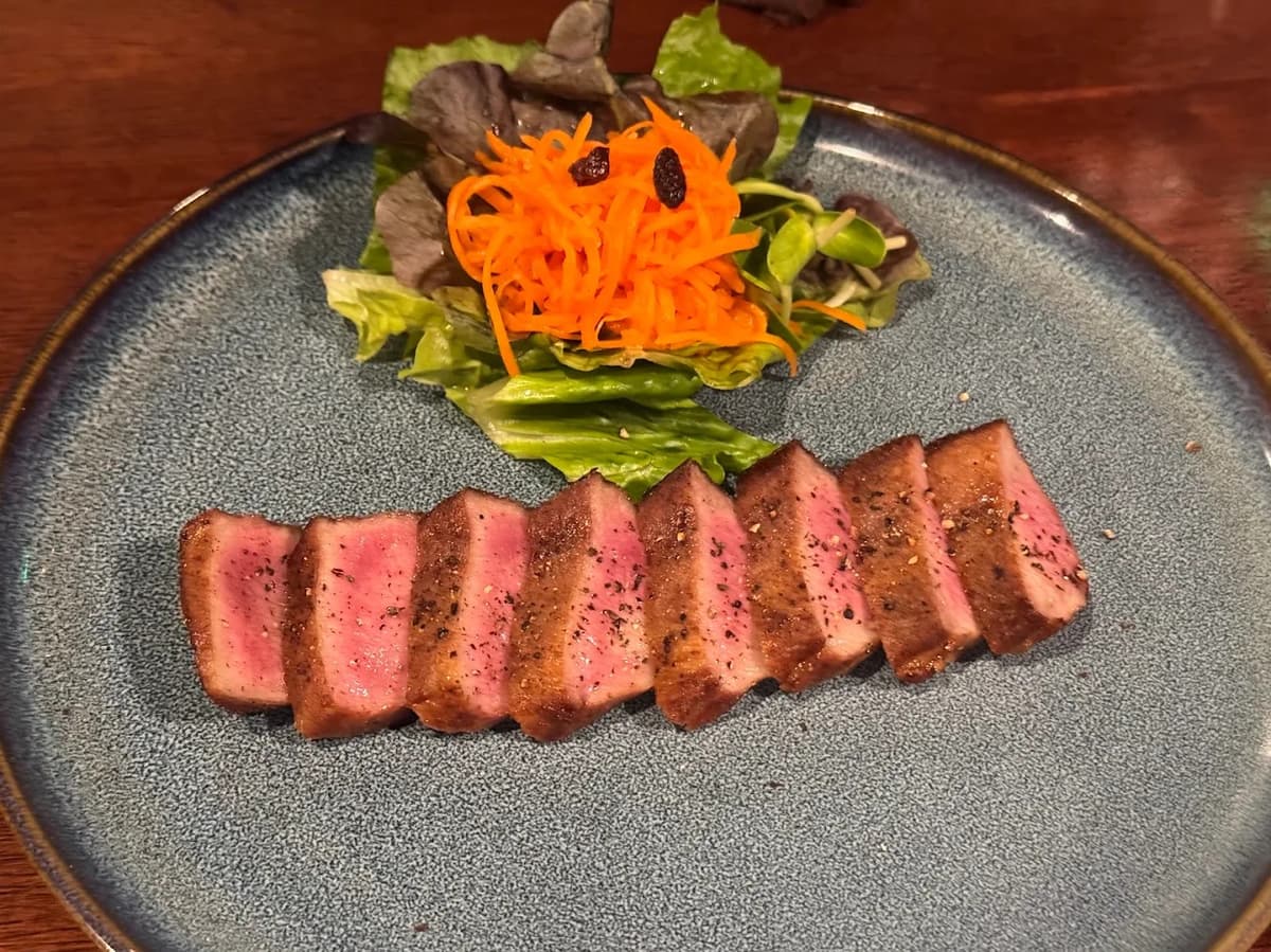 KURA Bar&Grillの厚切り牛タンステーキ