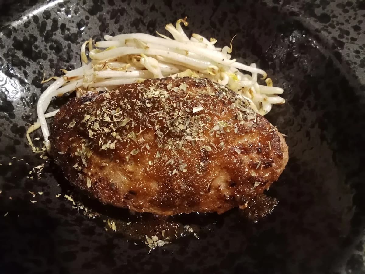 KURA Bar&Grillの自家製ハンバーグ