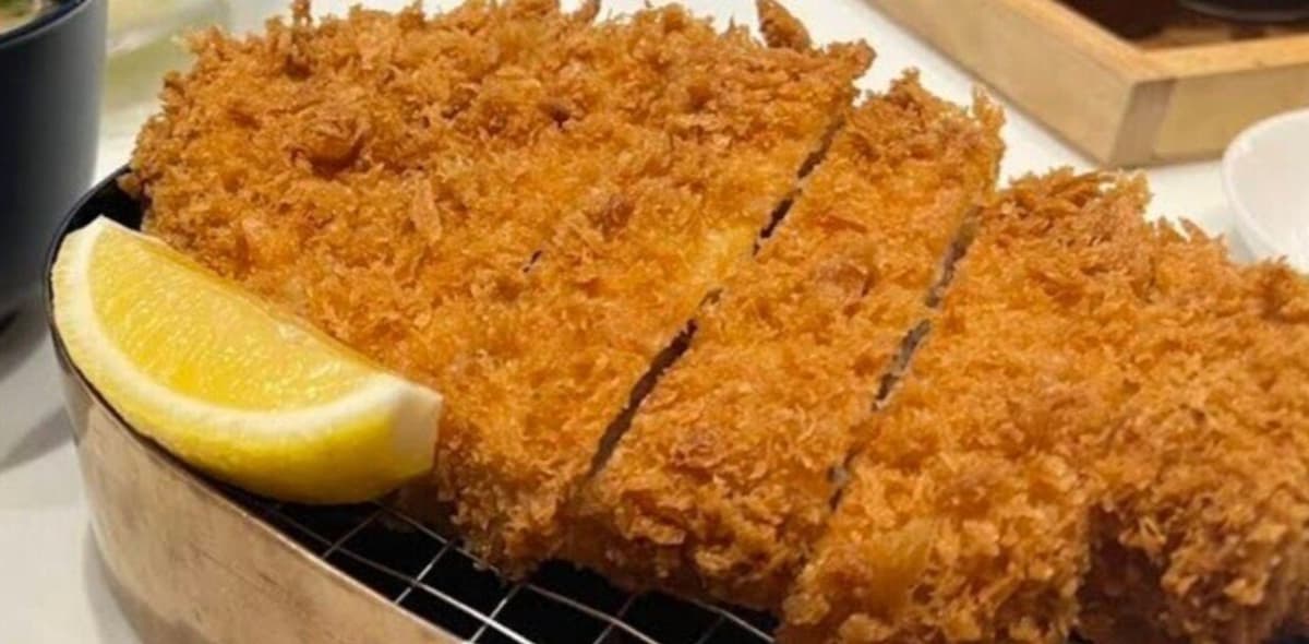 サクサクと軽い衣をまとった肉厚な「とんかつとんてき TONTON」の特上ロースかつ