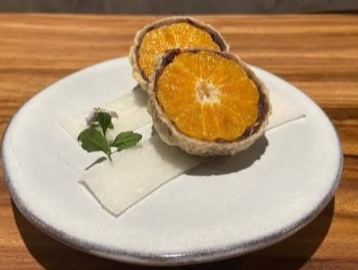 「天ぷらながおか エカマイ」のみかんの天ぷら