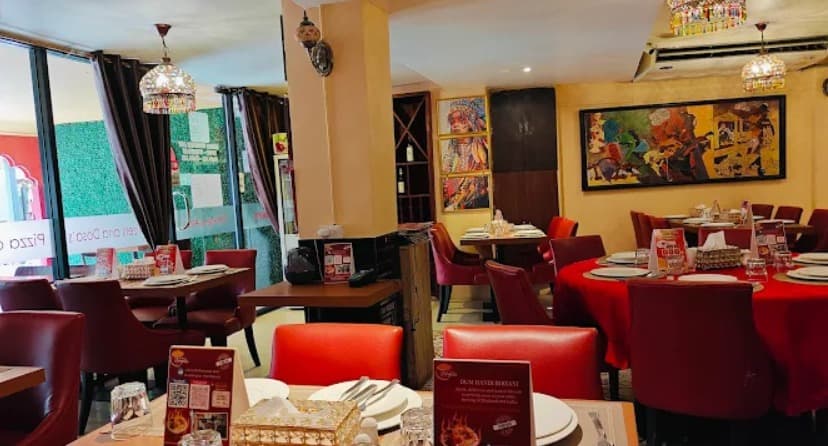 店内:ゆったりとしたレイアウトIndian Essence Art Cuisineのテーブル席
