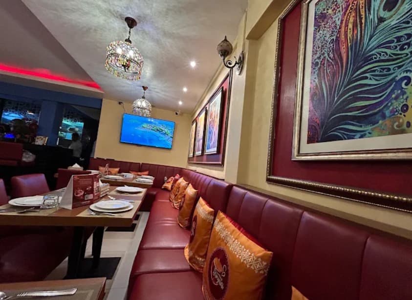 店内:モダンで落ち着いたIndian Essence Art Cuisineのテーブル席
