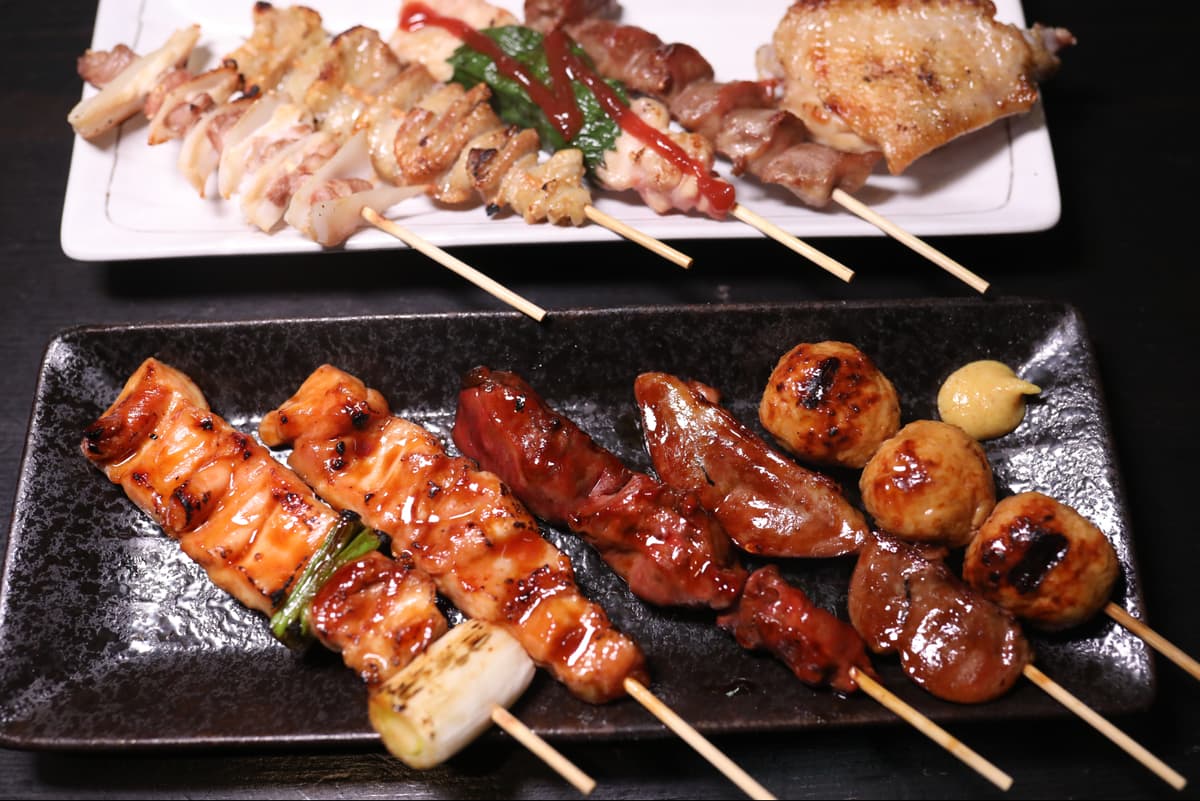 焼き鳥一番トンロー店の焼き鳥盛り合わせと串焼き各種