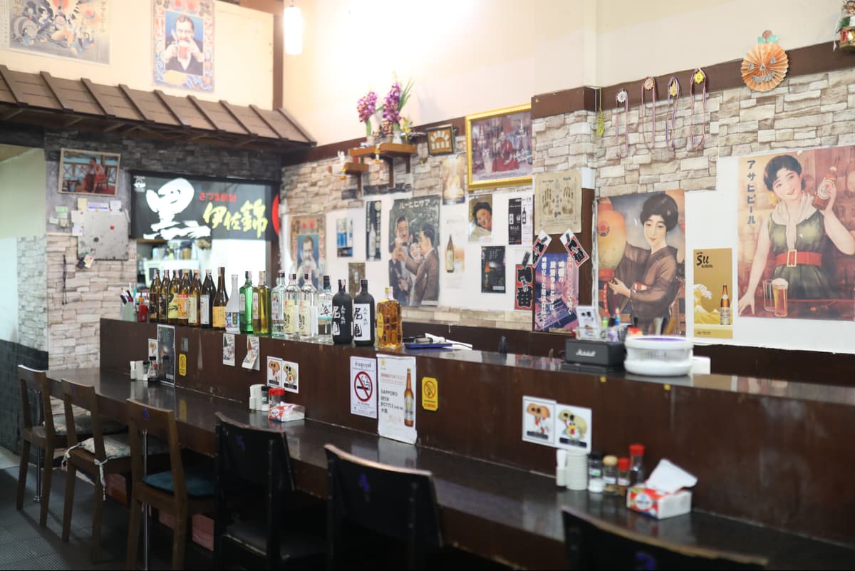 焼き鳥一番トンロー店の昭和レトロなカウンター席
