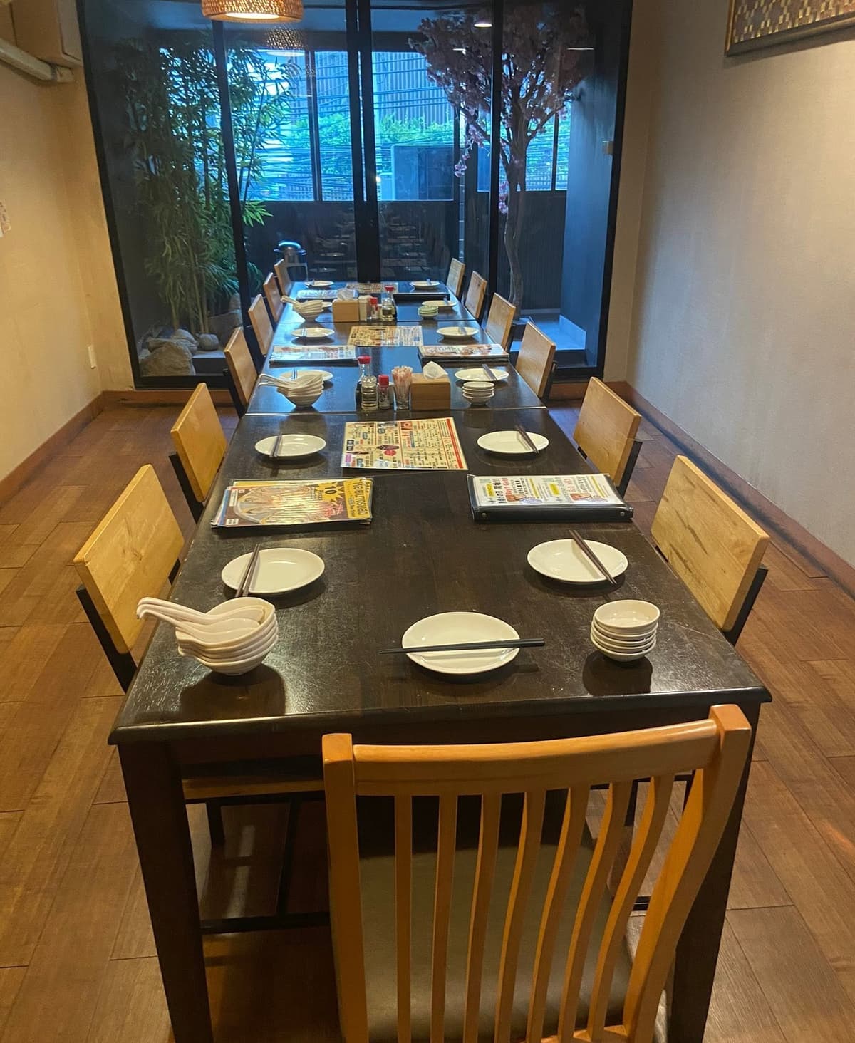 平嶋酒場のテーブル席・店内雰囲気
