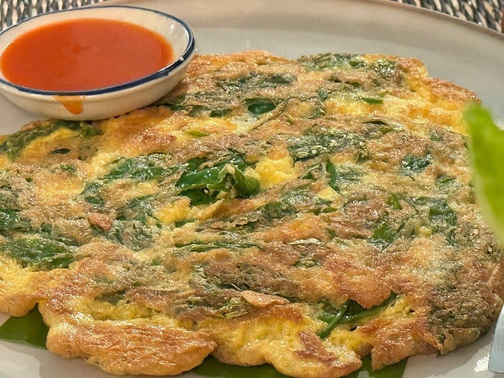 北タイ風ハーブ入りオムレツを香ばしく焼き上げたKrua Jiang Maiの一品