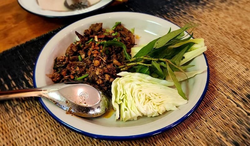 北タイ風スパイシーひき肉炒めを新鮮な野菜とともに楽しめる人気料理
