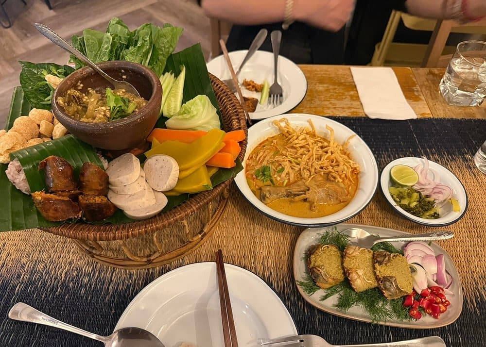 Krua Jiang Maiの北タイ料理を代表するカオソーイやナムプリックセットが並ぶテーブル