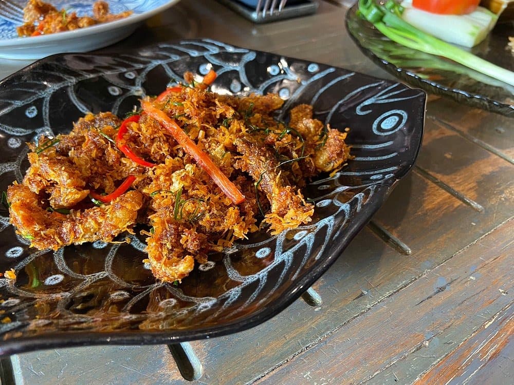 Supanniga Eating Roomの香ばしい揚げ魚のハーブ炒め