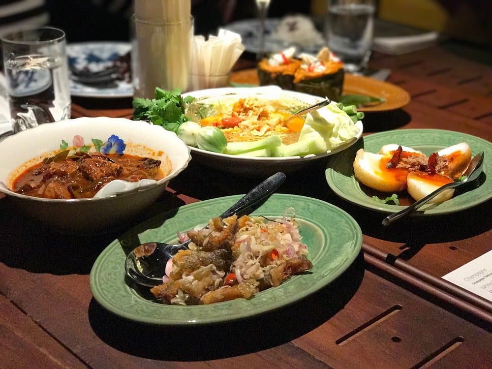 Supanniga Eating Roomの東部タイ料理が並ぶディナーテーブル