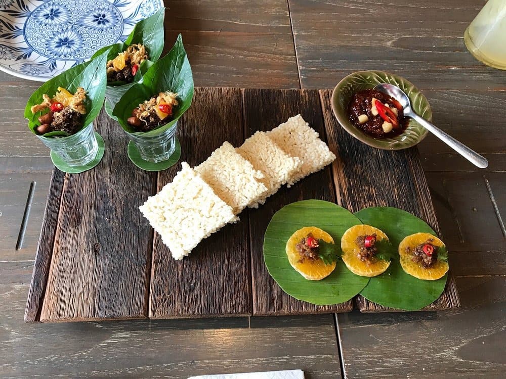 Supanniga Eating Roomの前菜盛り合わせと伝統的なタイの軽食