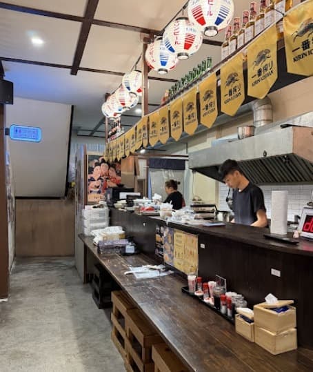 川 居酒屋のカウンター席