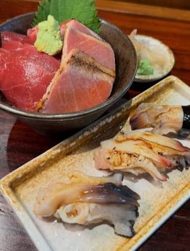 「食堂まえの」自慢の海鮮丼と握り寿司