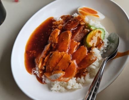 Tee Laab Suanのチキンライスメニュー
