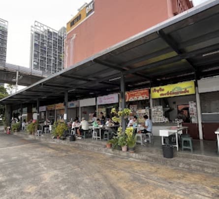 Tee Laab Suanのテラス席