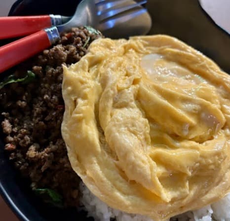 Phrao Phraoのタイ風オムレツを添えたガパオライス