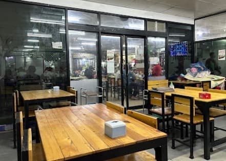 ソー・ラープペット・ロイエットの店内席