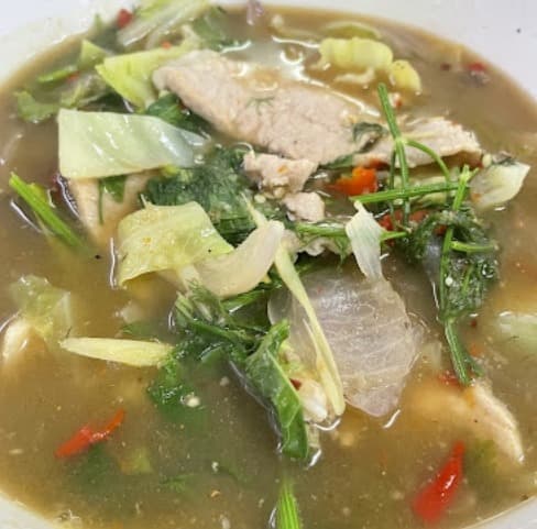ソー・ラープペット・ロイエットのスープ料理