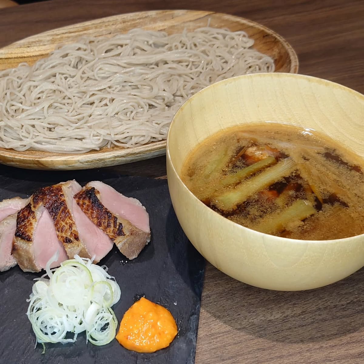 KaneHisaの鴨せいろ。炙り鴨と温かい鴨つゆで味わう手打ちそば。