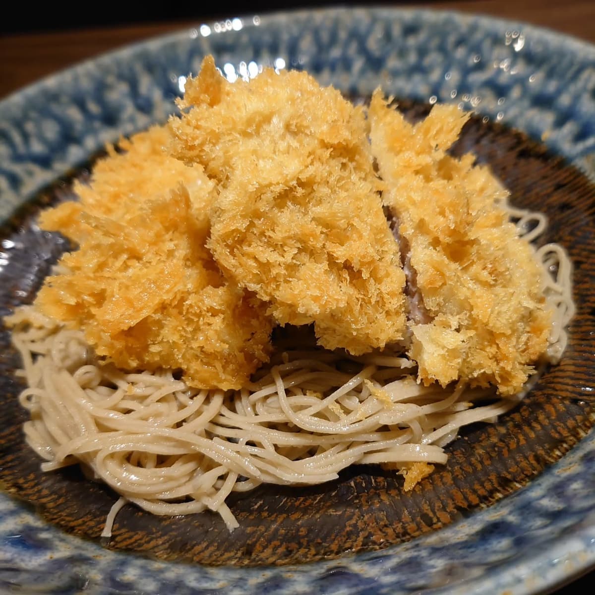 KaneHisaのとんかつそば。揚げたてのとんかつをのせたボリュームのあるそば。