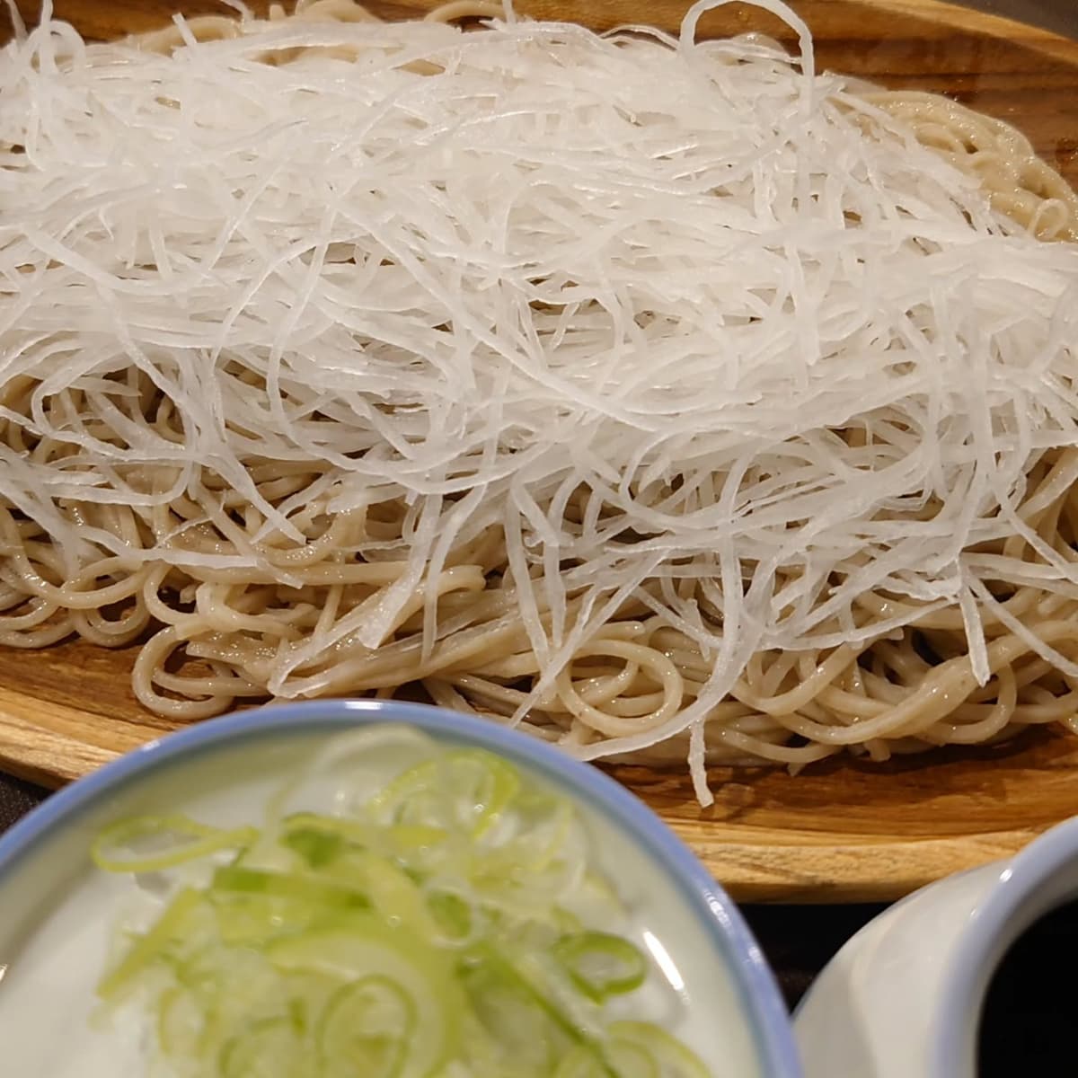 KaneHisaの白髪ねぎそば。たっぷりの白髪ねぎを盛り付けた冷たい手打ちそば。