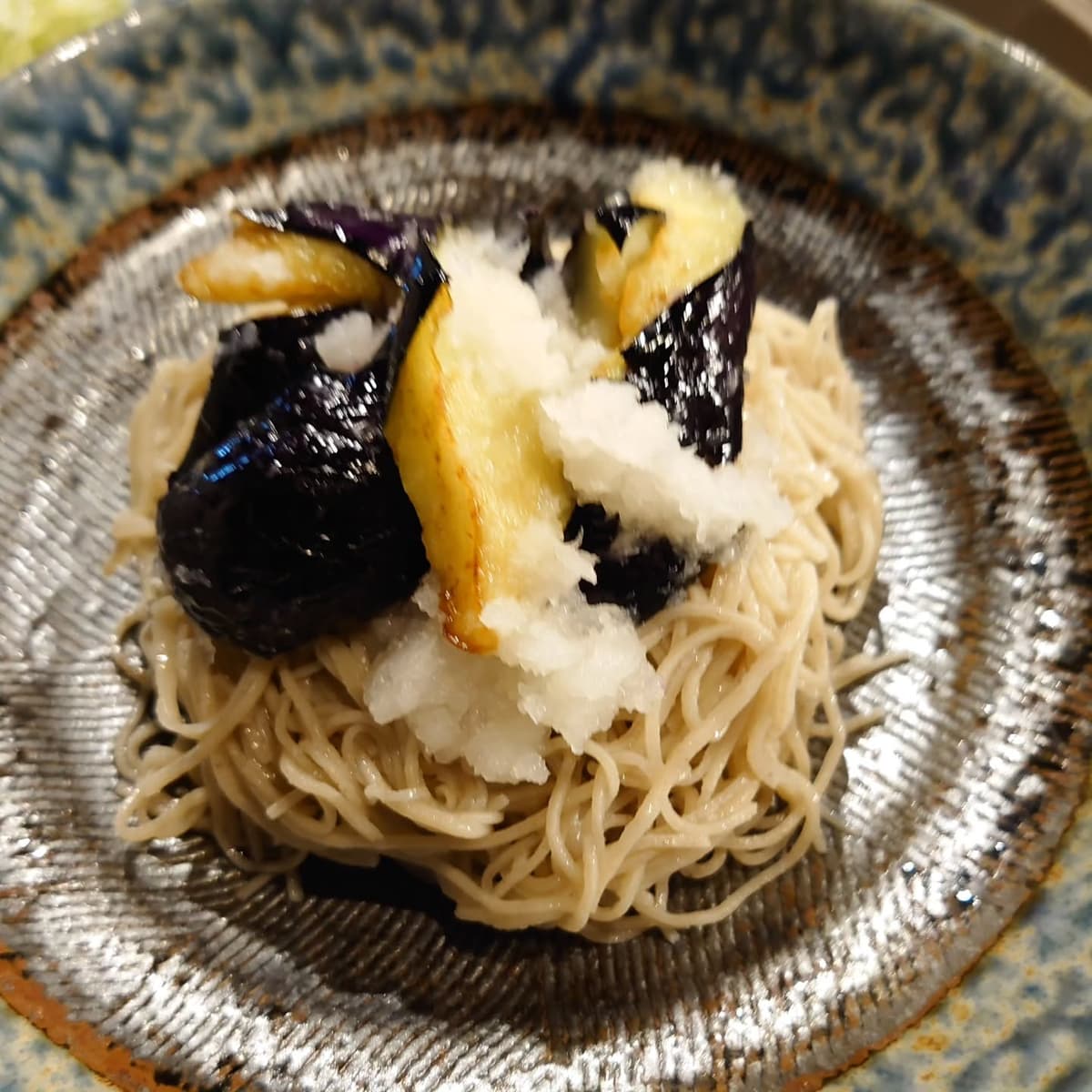 KaneHisaの揚げなすおろしそば。揚げなすと大根おろしを添えた冷たいそば。