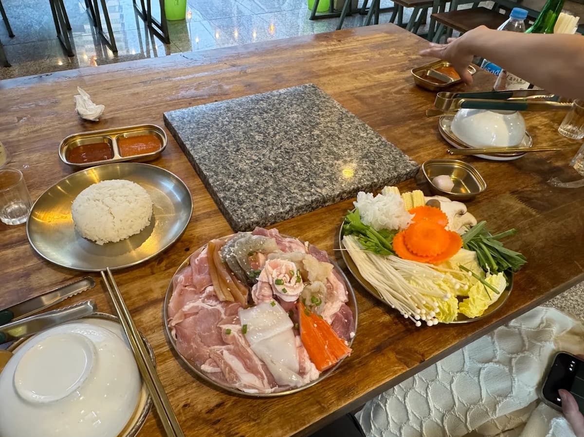 店内のテーブル席でムーガタを楽しむMai Wang Yang Xyuの店内風景